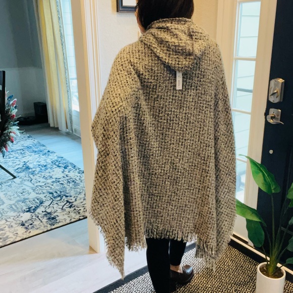 Hooded Shawl NWT - Picture 5 of 6